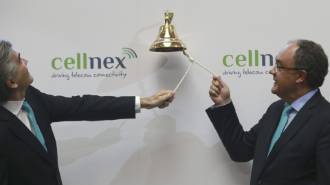 El consejero delegado de Abertis y presidente de Cellnex, Francisco Reynés, con el consejero delegado de la filial de telecomunicaciones, Tobías Martínez, durante el estreno en bolsa de la sociedad. EFE/Zipi El consejero delegado de Abertis y presidente de Cellnex, Francisco Reynés, con el consejero delegado de la filial de telecomunicaciones, Tobías Martínez, durante el estreno en bolsa de la sociedad. EFE/Zipi