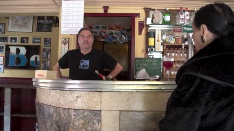 Ángel y Olivia, protagonistas del documental 'Compramos tu barrio', en Bodegas Alfaro. Ángel y Olivia, protagonistas del documental 'Compramos tu barrio', en Bodegas Alfaro.