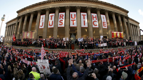 Cientos de personas cantan el famoso 'You'll never work alone' durante una vigilia en memoria de las víctimas del desastre de Hillsborough en el St. Georges Hall, en Liverpool, Inglaterra. REUTERS/Phil Noble
