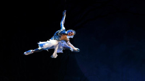 Una patinadora actúa durante la representación del Lago de los Cisnes sobre hielo en el Centro Cultural de Hong Kong. EFE/Jerome Favre