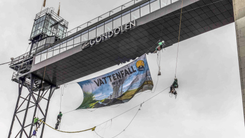 Activistas de Greenpeace protestan contra los planes de la compañía Vattenfall de vender sus explotaciones alemanas de lignito a una compañía checa, en el ascensor de Katarina en Estocolmo.REUTERS