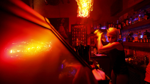 Dana, una camarera de un bar de Damasco, prepara una bebida, Siria. REUTERS/Omar Sanadiki