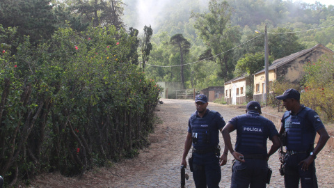 La Policía vigila Monte Tchota, el área donde once hombres fueron asesinados a tiros. Cape Verde. REUTERS/Decio Barros