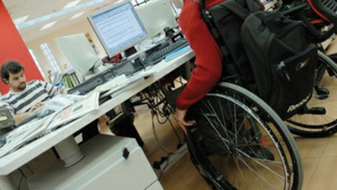 Un trabajador en silla de ruedas. E.P. Un trabajador en silla de ruedas. E.P.
