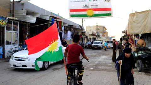 Un niño en bicicleta con la bandera del Kurdistán en una localidad de Irak. REUTERS/Thaier Al-Sudani Un niño en bicicleta con la bandera del Kurdistán en una localidad de Irak. REUTERS/Thaier Al-Sudani