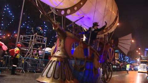 Los Reyes Magos traen ilusión y lluvia a la cabalgata de Madrid Los Reyes Magos traen ilusión y lluvia a la cabalgata de Madrid