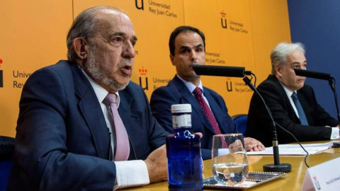 Enrique Álvarez Conde, en su comparecencia tras el escándalo del máster de Cifuentes.- EFE Enrique Álvarez Conde, en su comparecencia tras el escándalo del máster de Cifuentes.- EFE