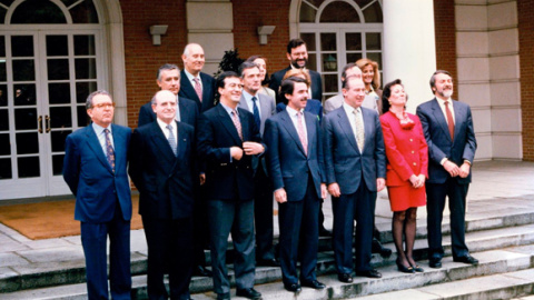 Rodrigo Rato y el resto de los miembros del primer gobierno de José María Aznar, posan en la entrada del Palacio de la Moncloa, en mayo de 1996.