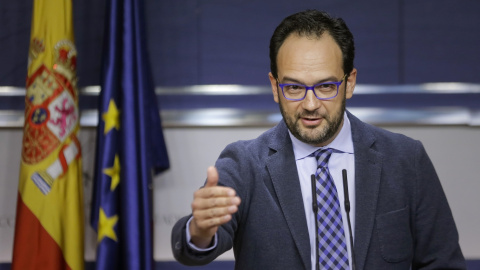El portavoz del PSOE en el Congreso, Antonio Hernando, durante la rueda de prensa que ha ofrecido en el Congreso. EFE/Emilio Naranjo El portavoz del PSOE en el Congreso, Antonio Hernando, durante la rueda de prensa que ha ofrecido en el Congreso. EFE/Emilio Naranjo