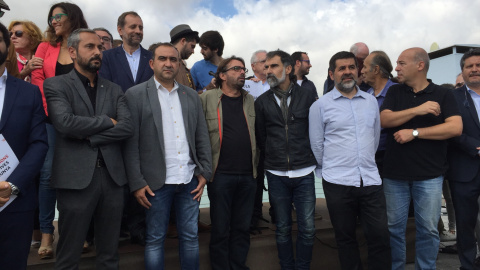 Javier Pacheco (CCOO), Camil Ros (UGT), Jordi Cuixart (Òmnium Cultural), Jordi Sànchez (ANC), amb altres dirigents sindicals i d'entitats de la societat civil catalana (C. Bellsolà) Javier Pacheco (CCOO), Camil Ros (UGT), Jordi Cuixart (Òmnium Cultural), Jordi Sànchez (ANC), amb altres dirigents sindicals i d'entitats de la societat civil catalana (C. Bellsolà)