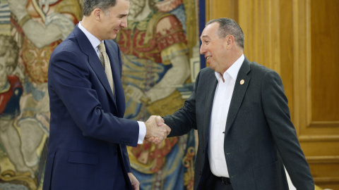 El rey Felipe VI saluda al portavoz de Compromís, Joan Baldoví, en su tercera y última ronda de consultas con los líderes políticos. EFE/Angel Díaz El rey Felipe VI saluda al portavoz de Compromís, Joan Baldoví, en su tercera y última ronda de consultas con los líderes políticos. EFE/Angel Díaz