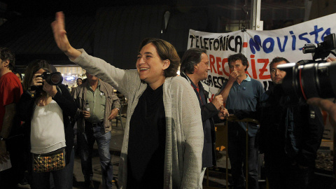 La líder de Barcelona En Comú, Ada Colau, saluda a sus simpatizantes durante el inicio de la campaña electoral para las próximas elecciones municipales y autonómicas del 24 de mayo, esta noche en Barcelona. EFE/Marta Pérez