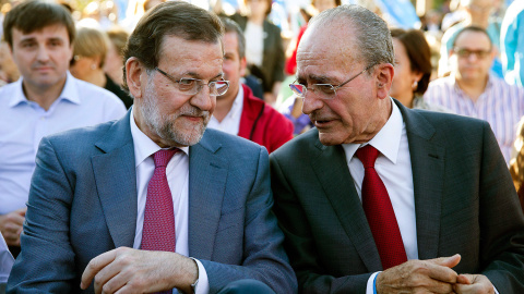 El presidente del Gobierno, Mariano Rajoy (2d), junto al alcalde de Málaga, Francisco de la Torre, durante un acto público de su formación política celebrado hoy en Málaga, ante el inicio de la campaña para las elecciones municipales. EFE/J