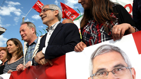 El candidato de IU a la Presidencia del Principado de Astuiras, Gaspar Llamazares (2d), acompañado por el candidato a la Alcaldía de Gijón, Aurelio Martín (c) y la eurodiputada Marina Albiol (2i) durante el acto de inicio de campaña elector