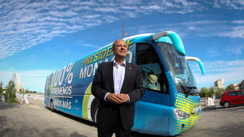 El presidente del PP de Extremadura, José Antonio Monago, presentó el autobús de la campaña electoral de su partido, hoy en Mérida. EFE/Jero Morales