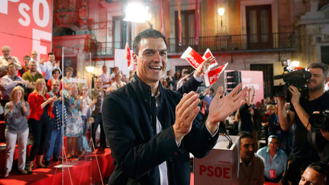 El secretario general del PSOE, Pedro Sánchez, en el inicio de campaña electoral de los socialistas para la autonómicas y municipales, esta noche en la Plaza de la Villa, en Madrid. EFE/Paco Campos