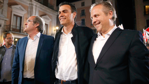 El secretario general del PSOE, Pedro Sánchez (c), junto a los candidatos a la Comunidad de Madrid, Ángel Gabilondo (i), y al Ayuntamiento de Madrid, Antonio Miguel Carmona (d), en el inicio de campaña electoral de los socialistas para la a