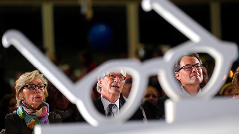 El alcalde y candidato de CiU, Xavier Trias (c), acompañado por el presidente de CiU y de la Generalitat, Artur Mas (d), al inicio de la campaña electoral en un acto celebrado en el barrio del El Guinardò de Barcelona. EFE/Toni Albir