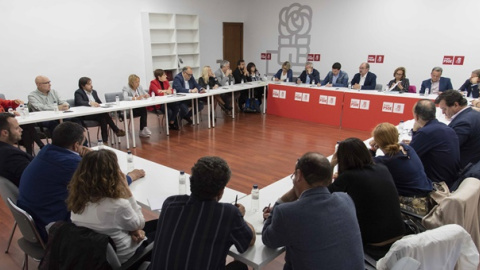 La ejecutiva aragonesa del PSOE se reunió este martes para valorar los resultados y crear la comisión que negociará con el resto de partidos. PSOE La ejecutiva aragonesa del PSOE se reunió este martes para valorar los resultados y crear la comisión que negociará con el resto de partidos. PSOE