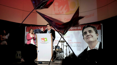 El candidato de IU a la a la Presidencia de la Comunidad de Madrid, Luis García Montero (d), y la candidata a la alcaldía, Raquel López, durante el inicio de campaña para las próximas elecciones autonómicas y municipales que los comunistas 