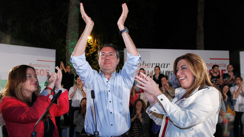 La secretaria general del PSOE de Andalucía, Susana Díaz (d), junto al candidato socialista a la alcaldia de Sevilla, Juan Espadas (c), y la secretaria general del PSOE de Sevilla, Veronica Pérez, durante el acto de inicio de campaña de las