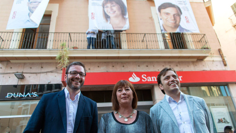 La candidata del PSIB-PSOE a la presidencia del Govern de les Illes Balears, Francina Armengol (C), el candidato del PSIB-PSOE a la presidencia del Consell de Mallorca, Francesc Miralles (d), i el candidato al ayuntamiento de Palma de Mallo
