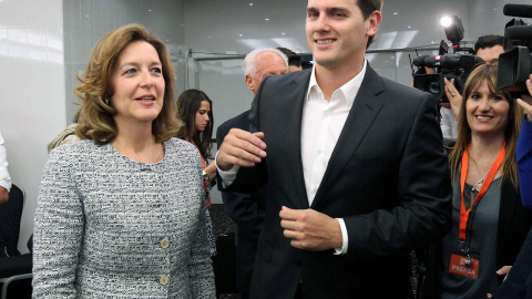 El presidente de Ciudadans, Albert Rivera, junto con la candidata del partido a la alcaldía de Barcelona, Carina Mejías, en la cena con militantes en Barcelona con que Ciudadanos da inicio a la campaña de las elecciones municipales. EFE/TON