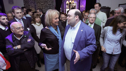 La presidenta del Partido Popular de Asturias y candidata a la Presidencia del Principado, Mercedes Fernández (i), conversa con el alcalde de Oviedo, Agustín Iglesias Caunedo (d), durante un acto de apertura de la campaña electoral. EFE/Jos
