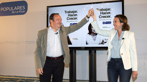 Los candidatos del PP a la Presidencia de la Comunidad, Pedro Sanz, y a la Alcaldía de Logroño, Concepción Gamarra (d), abren la campaña electoral del 24 de mayo con la tradicional pegada de carteles, hoy en Logroño. EFE/Raquel Manzanares