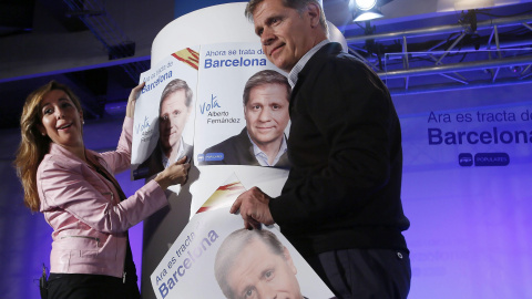 El candidato al Ayuntamiento de la ciudad de Barcelona, Alberto Fernández Díaz  y la presidenta del PPC, Alícia Sanchez -Camacho, pegan simbolicamente los primeros carteles del inicio de la campaña./ EFE/Susanna Sáez