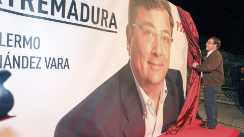 El candidato del PSOE a la presidencia de la Junta de Extremadura, Guillermo Fernández Vara, inicia la campaña electoral con la tradicional pegada de carteles para la elecciones autonómicas 2015./ EFE/Jero Morales