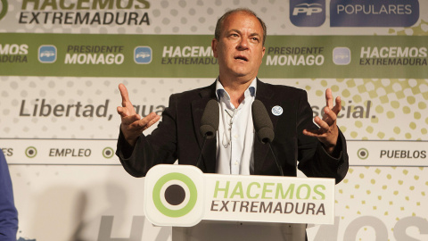El candidato del Partido Popular a la Junta de Extremadura, José Antonio Monago, durante el inicio de campaña electoral que los populares celebran esta noche en Badajoz. EFE/Oto