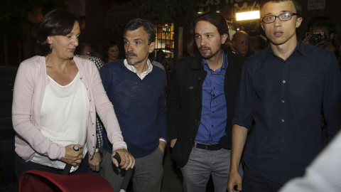 La secretaria de Análisis Político de Podemos, Carolina Bescansa; el candidato a la Presidencia de la Comunidad de Madrid, José Manuel López, el secretario general, Pablo Iglesias; y el secretario político, Íñigo Errejón, tras la pegada de 