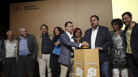 El líder de ERC Oriol Junqueras y el candidato Alfred Bosch durante el inicio de campaña electoral que se celebró anoche en Barcelona./ EFE/Alejandro García