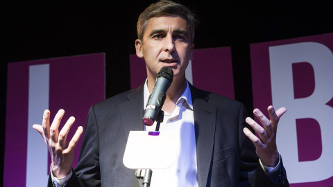 El candidato de UPyD al Ayuntamiento de Madrid, David Ortega, interviene en el acto de inicio de su campaña en la plaza de la Independencia./ EFE/Luca Piergiovanni