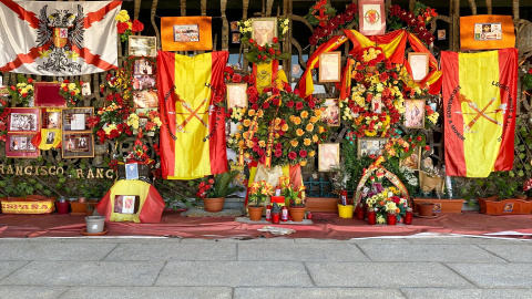 La tumba de Franco en el cementerio de El Pardo-Mingorrubio, con flores y banderas el pasado 21 de abril, fecha en la que el Gobierno exhumó a Primo de Rivera. La tumba de Franco en el cementerio de El Pardo-Mingorrubio, con flores y banderas el pasado 21 de abril, fecha en la que el Gobierno exhumó a Primo de Rivera.