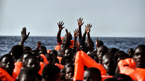 una grupo de personas antes de ser rescatados en el Mediterráneo.- ARIS MESSINIS / AFP ARCHIVO una grupo de personas antes de ser rescatados en el Mediterráneo.- ARIS MESSINIS / AFP ARCHIVO