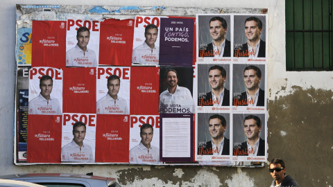 Carteles electorales en una calle de la localidad gaditana de Sanlucar de Barrameda, para las pasadas elecciones del 20-D. REUTERS Carteles electorales en una calle de la localidad gaditana de Sanlucar de Barrameda, para las pasadas elecciones del 20-D. REUTERS