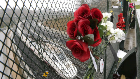 Ramos de flores en el lugar del accidente del Alvia en Santiago el 24 de julio./ EFE Ramos de flores en el lugar del accidente del Alvia en Santiago el 24 de julio./ EFE