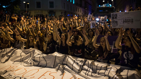 Manifestantes  contra la sentencia a los miembros de 'la manada', a las puertas del congreso de los Diputados, en Madrid.- JAIRO VARGAS