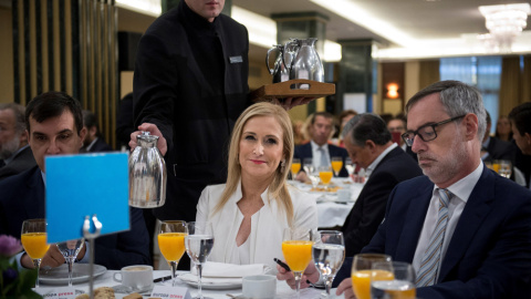 La presidenta de la Comunidad de Madrid, Cristina Cifuentes, y José Manuel Villegas, de Ciudadanos, entre los asistentes al desayuno informativo protagonizado por el líder de la formación naranja, Albert Rivera, celebrado en Madrid. EFE/ Lu