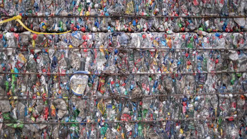 Miles de botellas de plástico en una planta de reciclaje de Beijing. AFP Miles de botellas de plástico en una planta de reciclaje de Beijing. AFP