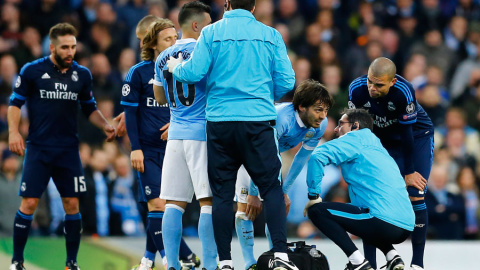 Silva, tras lesionarse durante el partido ante el Madrid. Reuters / Darren Staples Silva, tras lesionarse durante el partido ante el Madrid. Reuters / Darren Staples