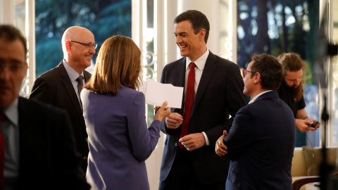 El presidente del Gobierno, Pedro Sánchez, charla con el director de informativos de TVE José Antonio Álvarez Gundín, y los presentadores Ana Blanco y Sergio Martín, antes de la entrevista que ofreció desde el Palacio de La Moncloa. EFE/Jua El presidente del Gobierno, Pedro Sánchez, charla con el director de informativos de TVE José Antonio Álvarez Gundín, y los presentadores Ana Blanco y Sergio Martín, antes de la entrevista que ofreció desde el Palacio de La Moncloa. EFE/Jua