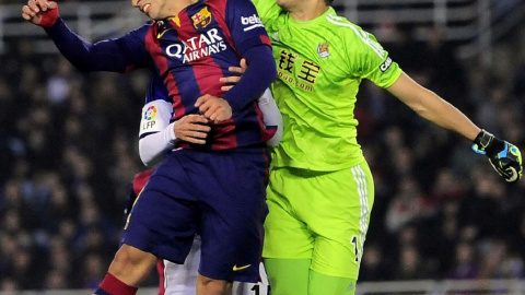 Gerónimo Rulli despeja un balón ante Luis Suárez en el partido de ida entre el Barcelona y la Real Sociedad en Anoeta. Gerónimo Rulli despeja un balón ante Luis Suárez en el partido de ida entre el Barcelona y la Real Sociedad en Anoeta.