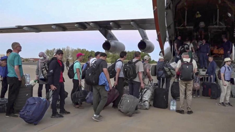 2/5/23 Ciudadanos rusos embarcando en un avión para ser evacuados de Sudán, en una imagen tomada el pasado lunes. 2/5/23 Ciudadanos rusos embarcando en un avión para ser evacuados de Sudán, en una imagen tomada el pasado lunes.