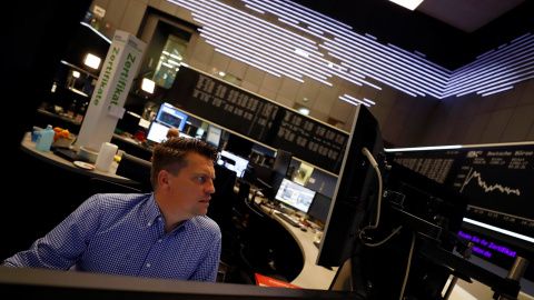 Un operador del mercado en la Bolsa de Fráncfort. REUTERS/Kai Pfaffenbach Un operador del mercado en la Bolsa de Fráncfort. REUTERS/Kai Pfaffenbach