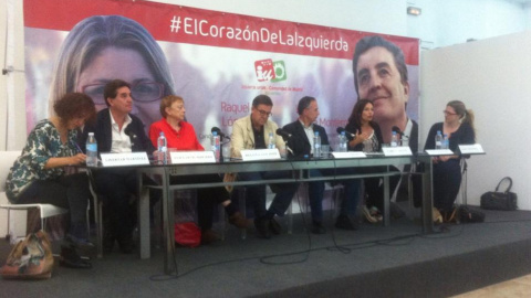 Juan Torres López, en el centro de la mesa, en el acto de campaña de Luis García Montero. TWITTER Juan Torres López, en el centro de la mesa, en el acto de campaña de Luis García Montero. TWITTER