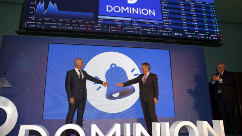 El presidente de CIE y de la compañía Dominion, Antón Pradera (d), y el consejero delegado, Mikel Barandiaran (i), en el instánte se su entrada en la Bolsa. EFE/Luis Tejido El presidente de CIE y de la compañía Dominion, Antón Pradera (d), y el consejero delegado, Mikel Barandiaran (i), en el instánte se su entrada en la Bolsa. EFE/Luis Tejido