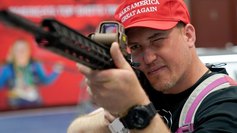 21/04/2019 - Un asistente a la Convención Anual de la Asociación Nacional del Rifle (ANR) con un rifle semiautomático. / REUTERS - BRYAN WOOLSTON 21/04/2019 - Un asistente a la Convención Anual de la Asociación Nacional del Rifle (ANR) con un rifle semiautomático. / REUTERS - BRYAN WOOLSTON